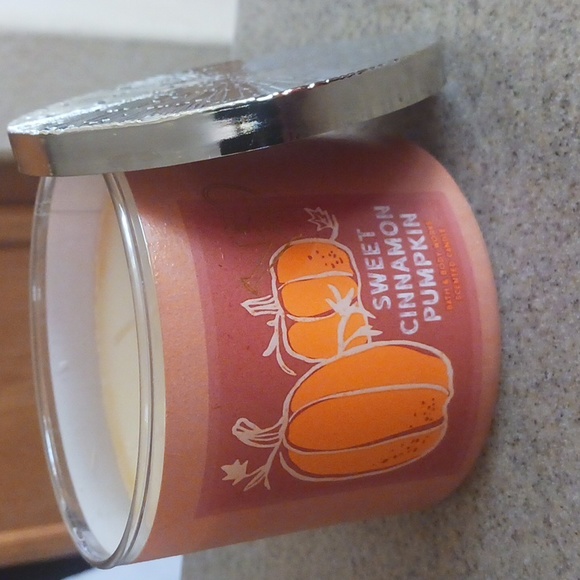 Bath & Body Works Sweet Cinnamon Pumpkin Candle - Picture 2 of 4